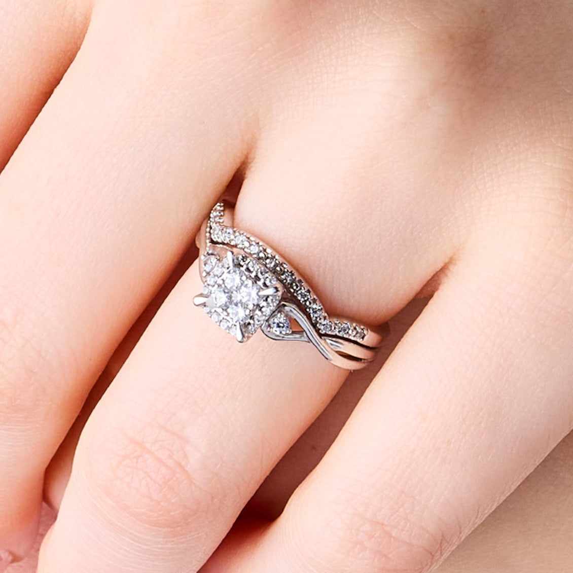 0,33 ct. Gesamtgewicht Multi-Diamant Brautset mit gedrehter Ringschiene in 10K Weißgold