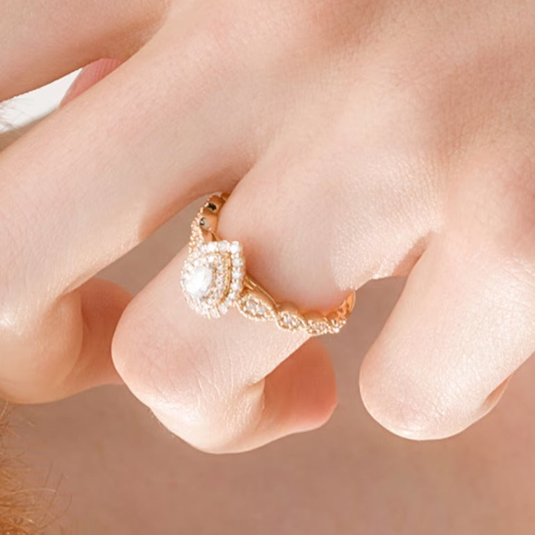 0,38 ct. Gesamtgewicht Verlobungsring mit tropfenförmigem Diamant im Halo-Design im Art-déco-Vintage-Stil in 10K Gelbgold