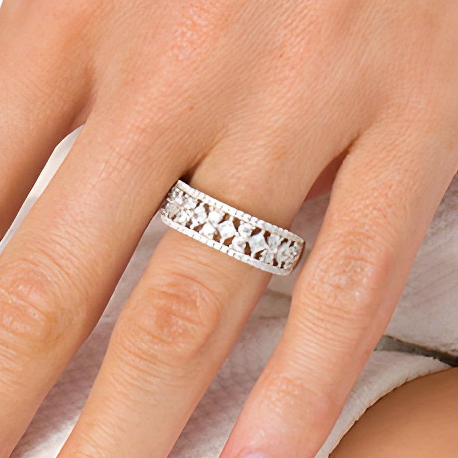 1.0 ct. Gesamtgewicht Memoire-Ring mit weißen Diamanten im Princess- und Rundschliff in 14K Weißgold