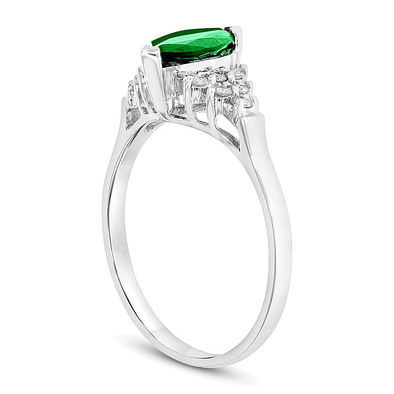 Solitär-Ring mit seitlichem Besatz mit Smaragd im Marquise-Schliff und Diamanten (0.2 ct. Gesamtgewicht) in 14K Weißgold