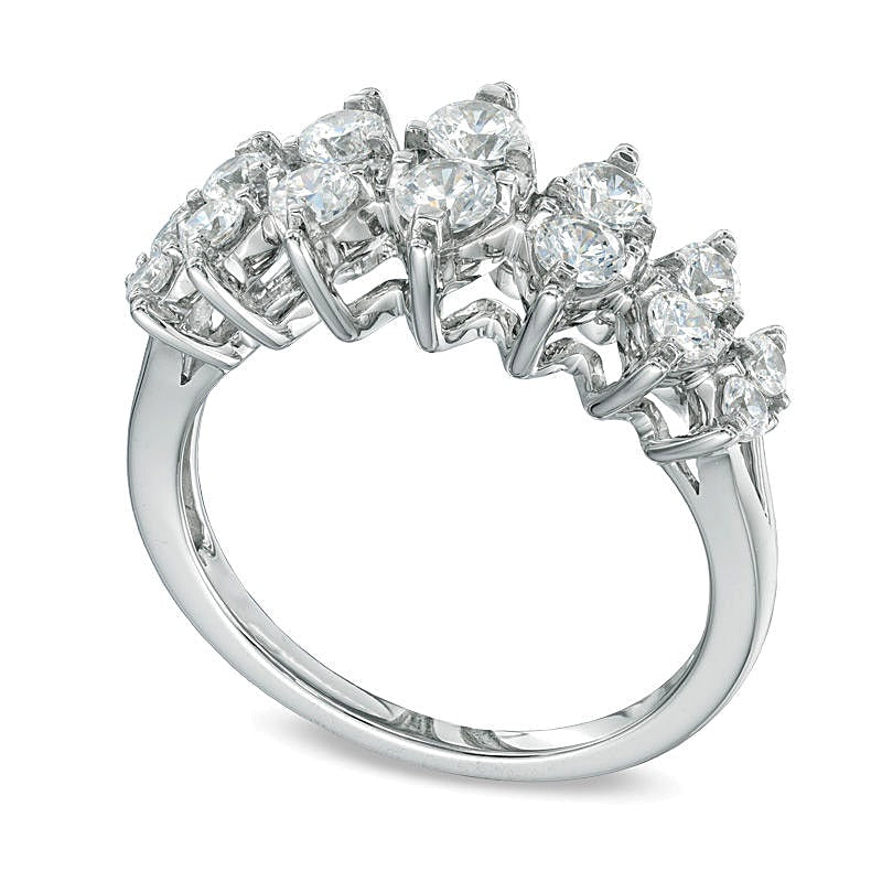 Ring mit 1.0 CT. Gesamtgewicht Diamanten, sieben Steine, in 10K Weißgold