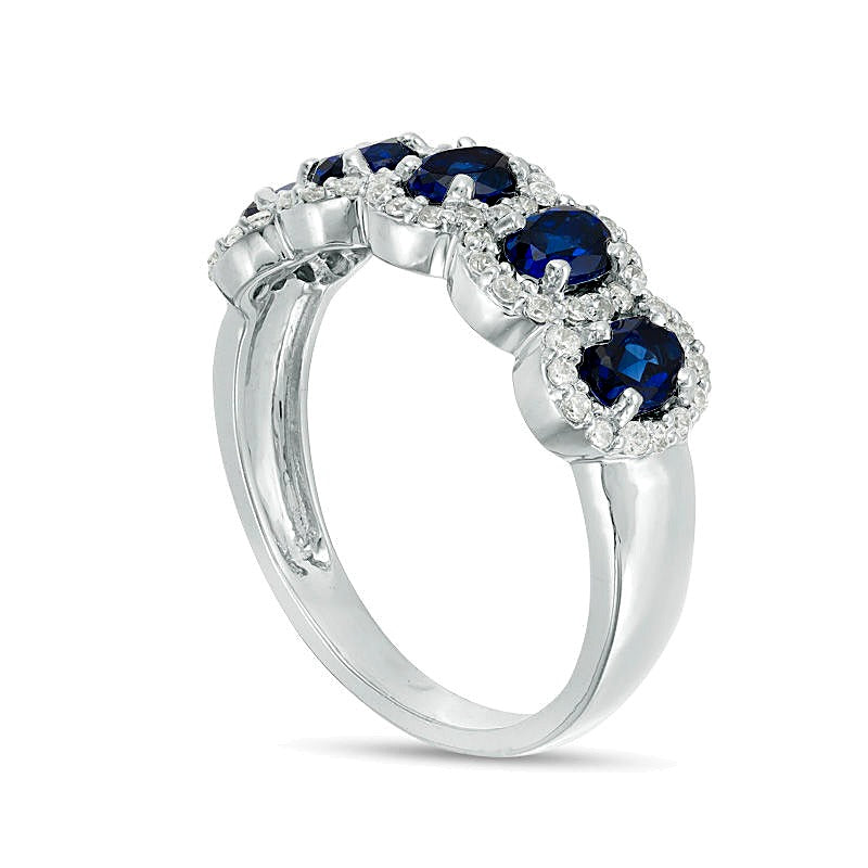 Ring mit ovalem blauem Labor-Saphir und 0,33 ct. Gesamtgewicht Diamanten im Rahmen, fünf Steine, in 10K Weißgold