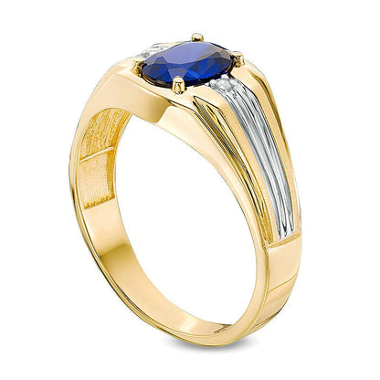 Fashion-Ring mit ovalem im Labor gezüchteten blauen Saphir und Diamantbesatz in 10K Bicolor-Gold