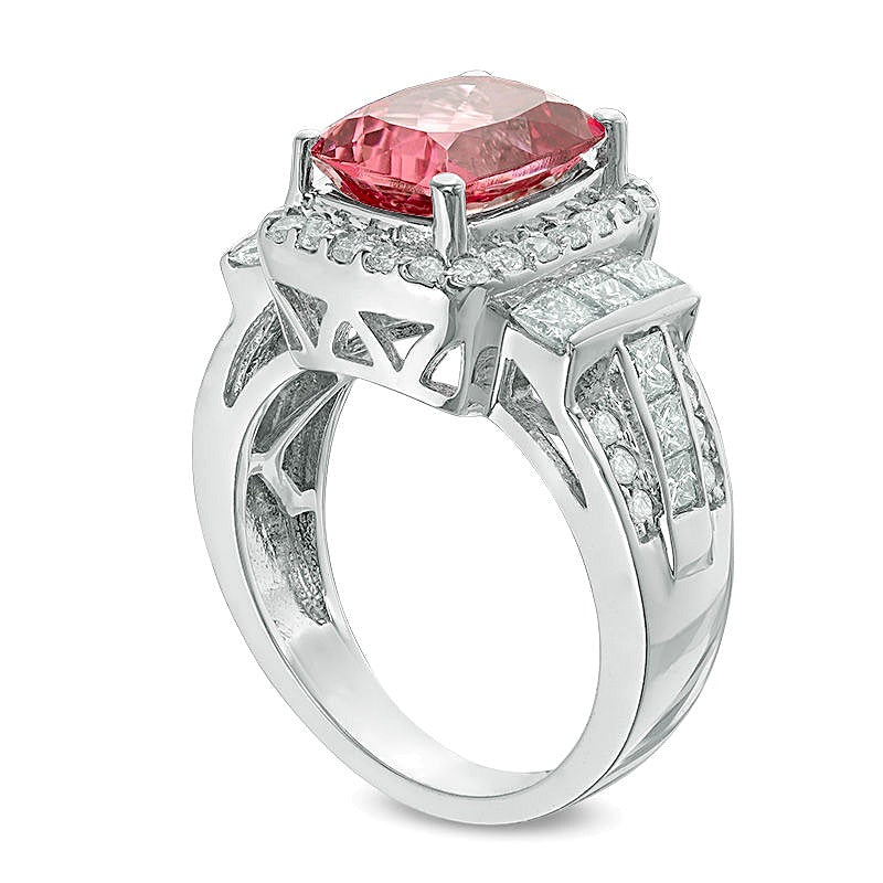 Ring mit rosa Turmalin im Kissenschliff und 1,25 ct. Gesamtgewicht Diamanten im Halo aus 14K Weißgold