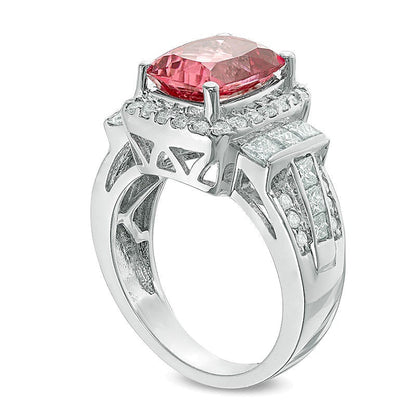 Ring mit rosa Turmalin im Kissenschliff und 1,25 ct. Gesamtgewicht Diamanten im Halo aus 14K Weißgold