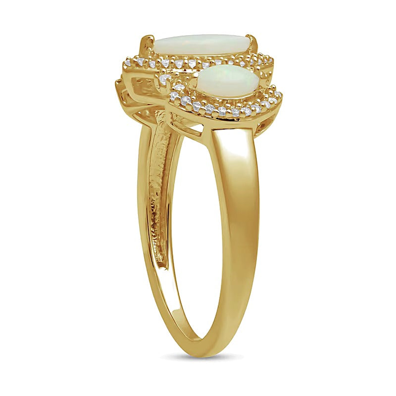 Dreistein-Ring mit Labor-Opal im Marquise-Schliff und 0.2 ct. Gesamtgewicht Diamanten in 10K Gelbgold