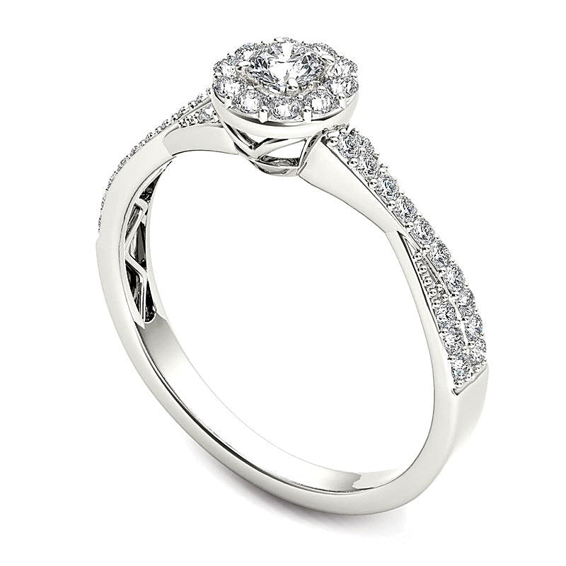 0.5 ct. Gesamtgewicht Verlobungsring mit Diamant-Halo und gedrehter Ringschiene in 14K Weißgold