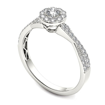 0.5 ct. Gesamtgewicht Verlobungsring mit Diamant-Halo und gedrehter Ringschiene in 14K Weißgold