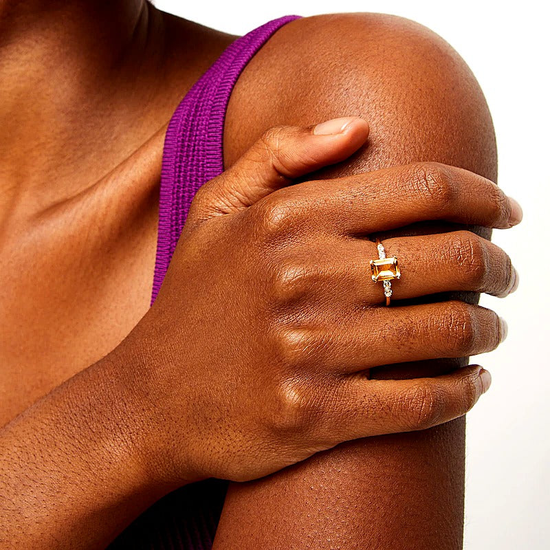 Ring mit Citrin im Smaragdschliff und 0.1 ct. Gesamtgewicht Diamanten 10K Gelbgold