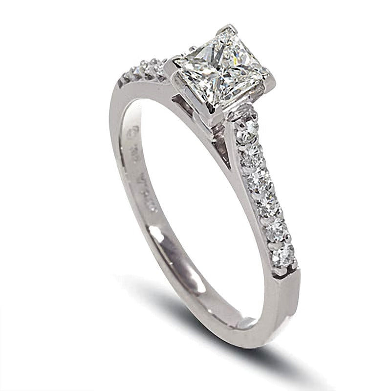 1.0 CT. Gesamtgewicht Solitär-Verlobungsring mit seitlichem Besatz mit weißen Diamanten im Princess-Schliff in 18K Weißgold