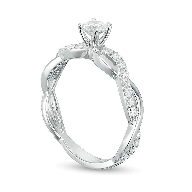 1.0 CT. TW Diamant-Verlobungsring im Twist-Design als Solitär mit seitlichem Besatz in 14K Weißgold