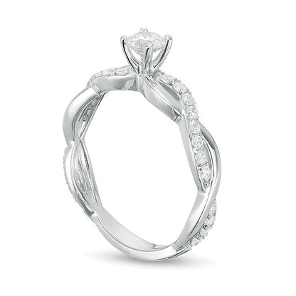 1.0 CT. TW Diamant-Verlobungsring im Twist-Design als Solitär mit seitlichem Besatz in 14K Weißgold