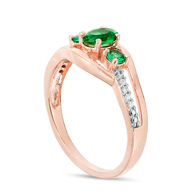 Verlobungsring Dreistein Bypass mit ovalem Labor-Smaragd und 0,05 ct. Gesamtgewicht Diamanten in 10K Roségold