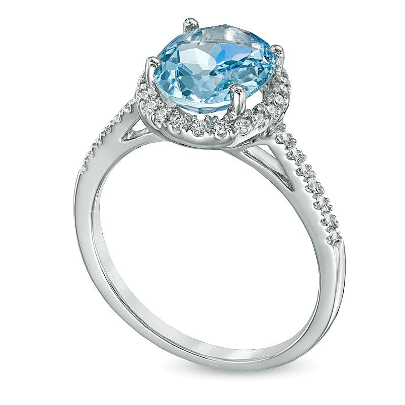 Verlobungsring mit ovalem Aquamarin und 0,2 ct. Gesamtgewicht Diamanten im Halo aus 10K Weißgold