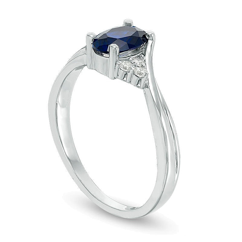 Freundschaftsring mit ovalem blauem Labor-Saphir und 0,1 ct. Gesamtgewicht Diamanten in 10K Weißgold