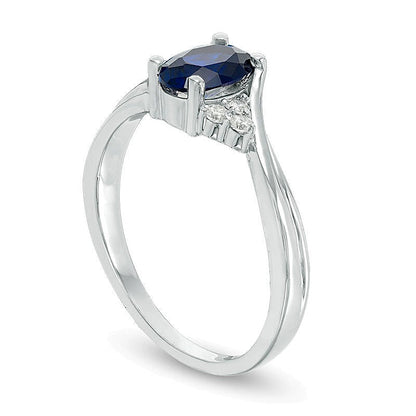 Freundschaftsring mit ovalem blauem Labor-Saphir und 0,1 ct. Gesamtgewicht Diamanten in 10K Weißgold