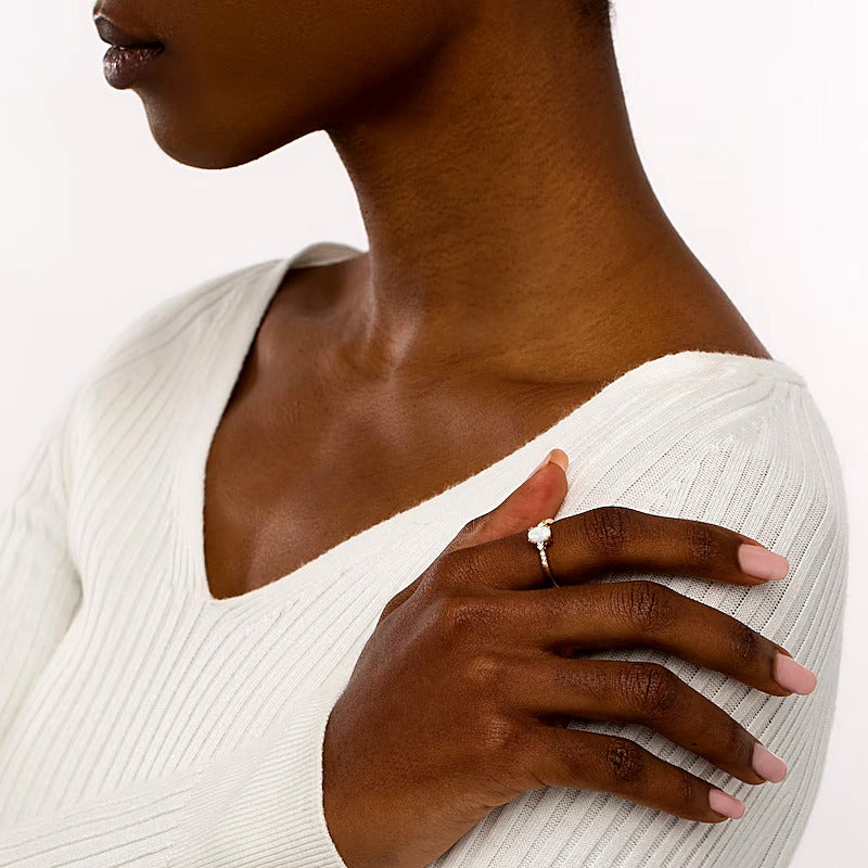 Ring mit ovalem Labor-Opal-Cabochon und 0,1 ct. Gesamtgewicht Diamanten in 10K Gelbgold