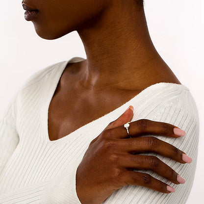 Ring mit ovalem Labor-Opal-Cabochon und 0,1 ct. Gesamtgewicht Diamanten in 10K Gelbgold