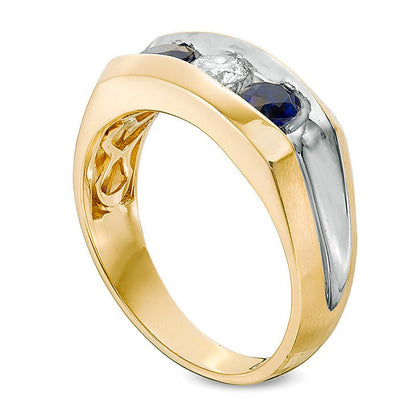 Ring mit blauem Saphir und 0.33 CT. Diamant im Dreistein-Design in 10K Gelbgold
