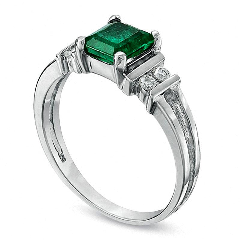 Ring im Smaragdschliff mit Smaragd und 0,1 ct. Gesamtgewicht Diamanten in 14K Weißgold
