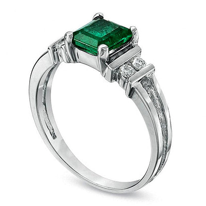 Ring im Smaragdschliff mit Smaragd und 0,1 ct. Gesamtgewicht Diamanten in 14K Weißgold