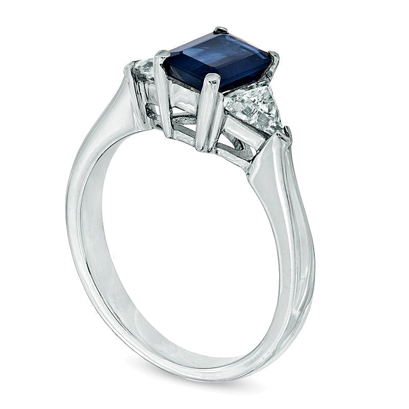 Dreistein-Ring mit blauem Saphir im Smaragdschliff und Diamanten im Trillant-Schliff, 0,5 ct. Gesamtgewicht, in 14K Weißgold