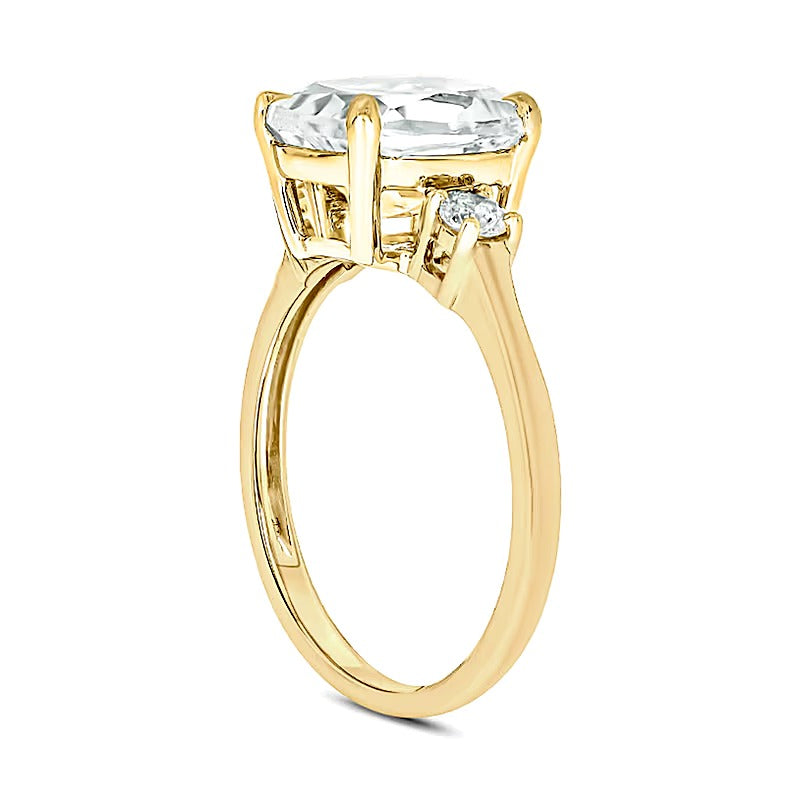 Ring mit weißem Labor-Saphir im Kissenschliff und 0,2 ct. Gesamtgewicht Diamant-Seitenbesatz in 10K Gelbgold
