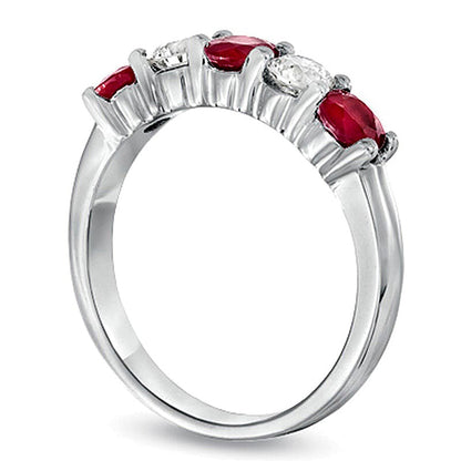 Ring mit Rubin und 0,33 ct. Gesamtgewicht Diamanten, Fünfstein, in 14K Weißgold
