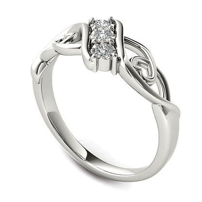 0.1 ct. Gesamtgewicht Diamant Dreistein Bypass-Ring mit Herzen in 14K Weißgold