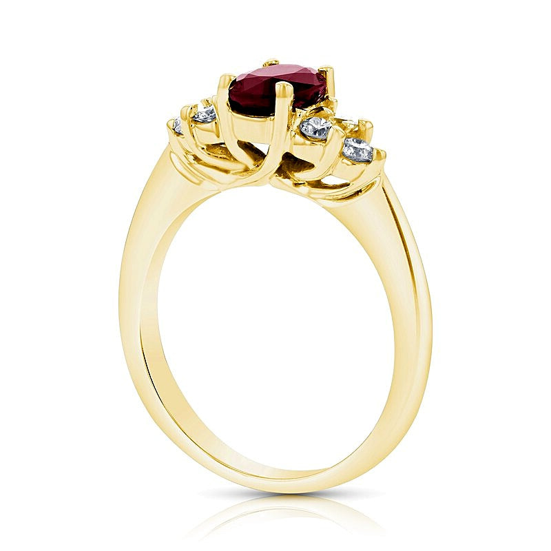 Verlobungsring mit ovalem Rubin und 0,33 ct. Gesamtgewicht Diamanten in 14K Gelbgold