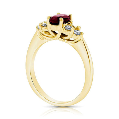 Verlobungsring mit ovalem Rubin und 0,33 ct. Gesamtgewicht Diamanten in 14K Gelbgold
