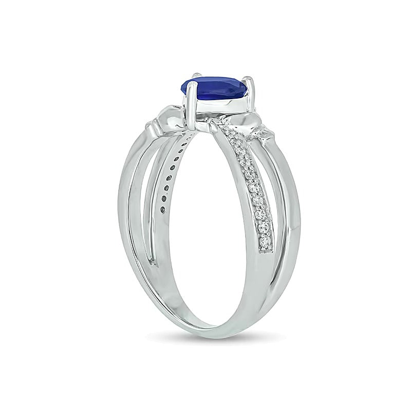 Claddagh-Ring für Damen mit herzförmigem blauem Labor-Saphir 5,0 mm und Diamanten 0,1 ct. Gesamtgewicht in rhodiniertem Sterlingsilber