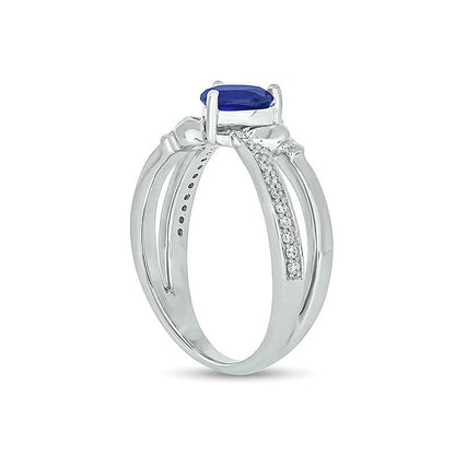 Claddagh-Ring für Damen mit herzförmigem blauem Labor-Saphir 5,0 mm und Diamanten 0,1 ct. Gesamtgewicht in rhodiniertem Sterlingsilber