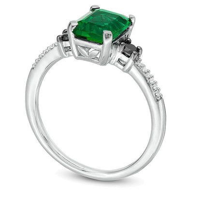 Dreistein-Ring mit Smaragd im Smaragdschliff (Labor) und schwarzen sowie weißen Diamanten 0,13 ct. Gesamtgewicht in 10K Weißgold