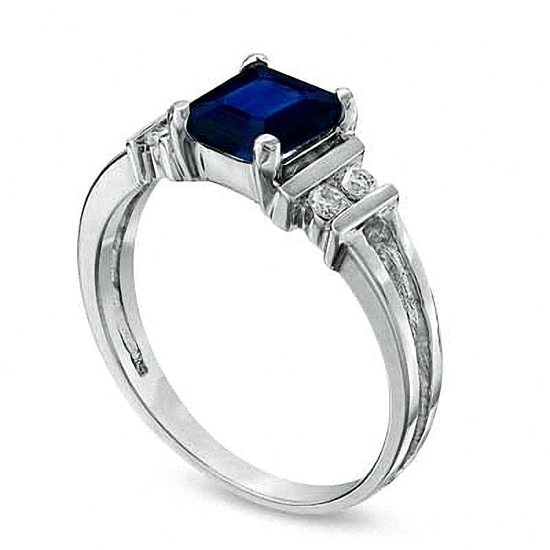 Fashion-Ring mit blauem Saphir im Smaragdschliff und Diamanten 0,1 ct. Gesamtgewicht in 14K Weißgold