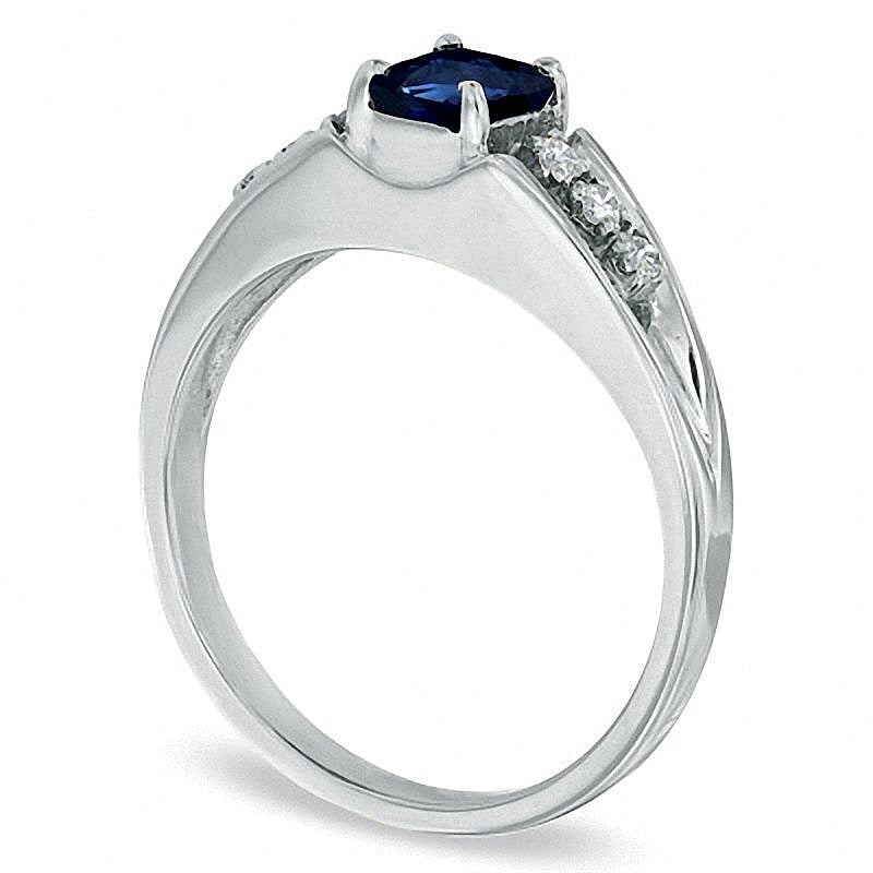 Verlobungsring mit blauem Saphir im Smaragdschliff und Diamantbesatz in 14K Weißgold
