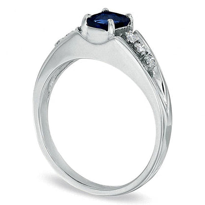 Verlobungsring mit blauem Saphir im Smaragdschliff und Diamantbesatz in 14K Weißgold