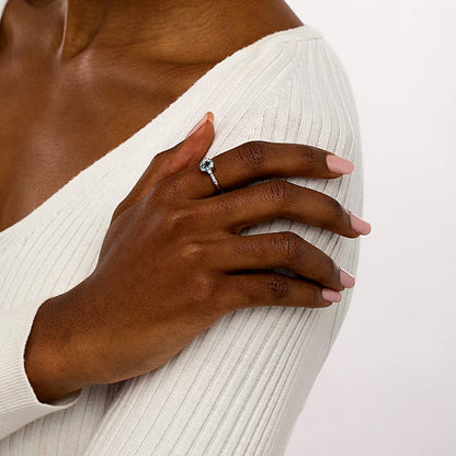 Ring mit ovalem Aquamarin und 0,1 ct. Gesamtgewicht Diamanten in 10K Weißgold
