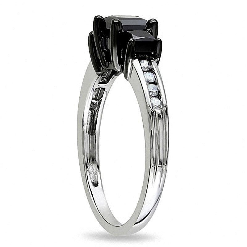 1.5 CT. Gesamtgewicht Dreistein-Ring mit behandelten schwarzen und weißen Diamanten im Princess-Schliff in 10K Weißgold