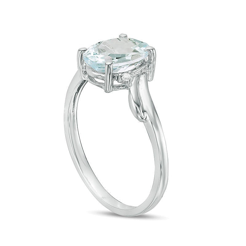 Ring mit ovalem Aquamarin und Diamant-Besatz in 10K Weißgold