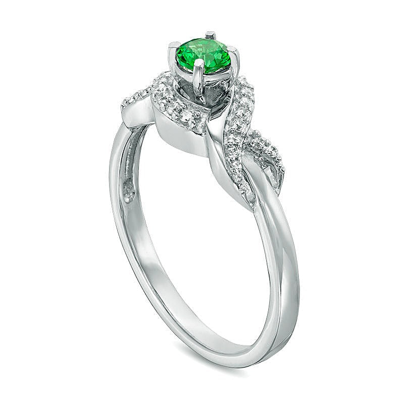 4,0mm Labor-Smaragd und 0,1 ct. Gesamtgewicht Diamant Infinity Freundschaftsring in rhodiniertem Sterlingsilber