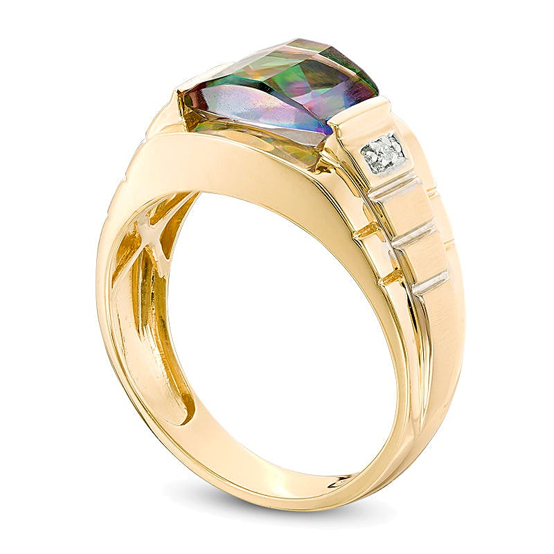 Ring mit Mystic Fire® Topas im Barrel-Schliff und Diamant-Akzenten mit strukturiertem Satin-Finish in 10K Gold