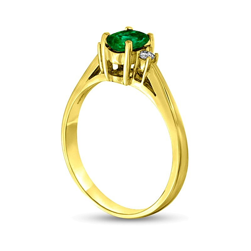 Ring mit ovalem Smaragd und 0,05 ct. Gesamtgewicht Diamanten in 14K Gelbgold