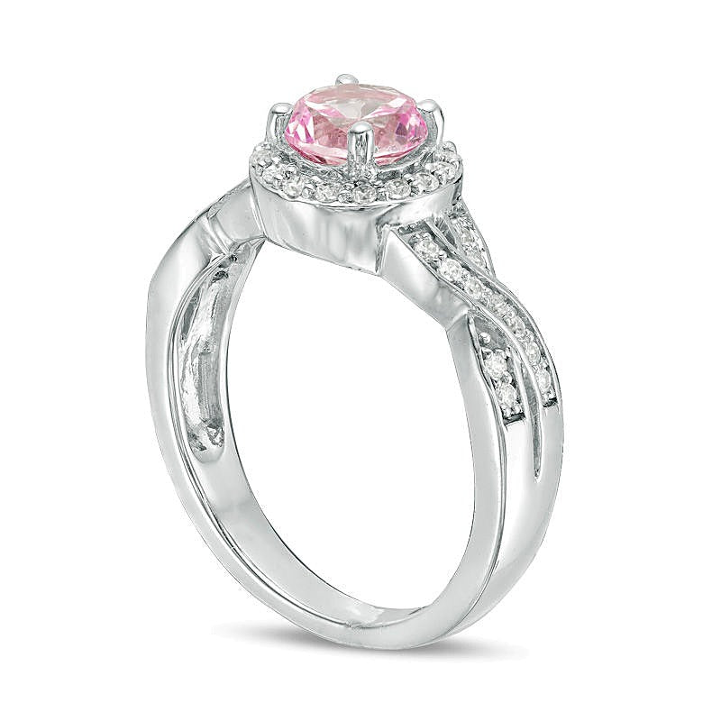 Verlobungsring mit 7,0 mm rosa Labor-Saphir und Diamanten 0,25 ct. Gesamtgewicht in rhodiniertem Sterlingsilber