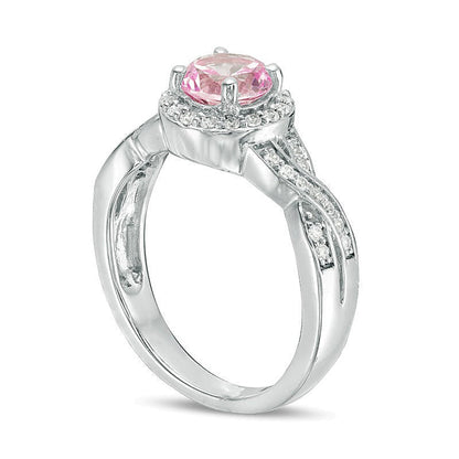 Verlobungsring mit 7,0 mm rosa Labor-Saphir und Diamanten 0,25 ct. Gesamtgewicht in rhodiniertem Sterlingsilber