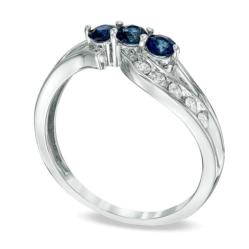 Blauer Saphir und 0,2 ct. Gesamtgewicht Diamant Dreistein-Bypass-Ring in 10K Weißgold
