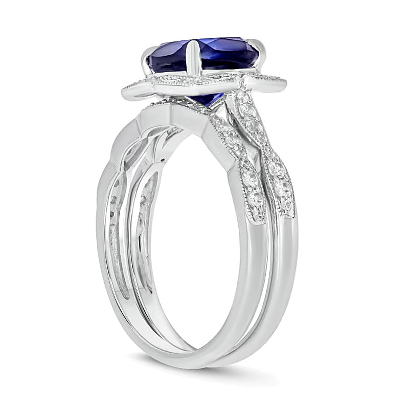 Braut-Set mit blauem Labor-Saphir im Kissenschliff und 0.33 ct. Gesamtgewicht Diamanten mit Blütenrahmen im Vintage-Stil aus rhodiniertem Sterlingsilber