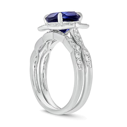 Braut-Set mit blauem Labor-Saphir im Kissenschliff und 0.33 ct. Gesamtgewicht Diamanten mit Blütenrahmen im Vintage-Stil aus rhodiniertem Sterlingsilber