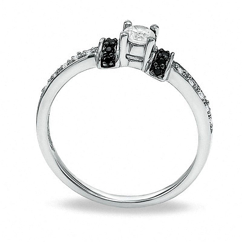 0,25 ct. Gesamtgewicht behandelter schwarzer und weißer Diamant Solitär mit seitlichem Besatz Verlobungsring in 10K Weißgold