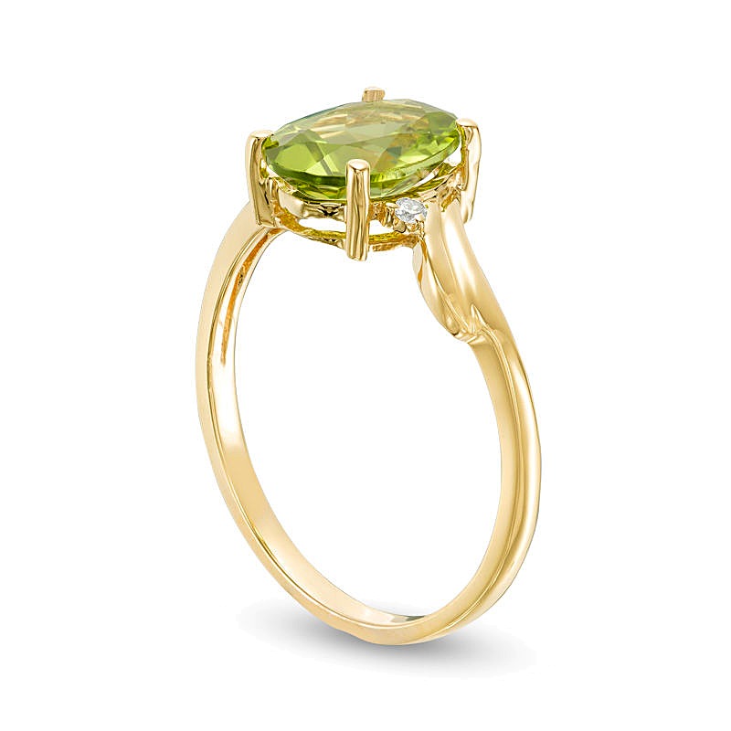 Ring mit ovalem Peridot und Diamantbesatz, Bypass-Design mit geschwungenem Ringband, Solitär mit seitlichem Besatz, aus 10K Gelbgold